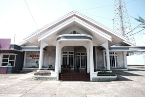Property entrance - RedDoorz near RSUD Kolonel Abundjani Bangko (Bangko)