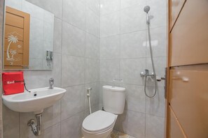 A bathroom with a white sink, toilet, and shower. - RedDoorz Plus near Syamsudin Noor Airport 3 (Banjarbaru)