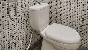 Un baño con inodoro y ducha.