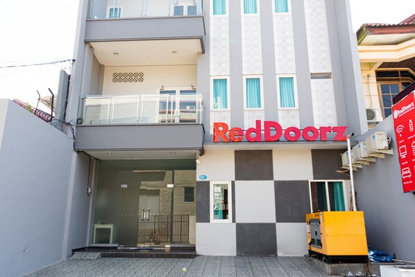 Front of property - RedDoorz near Gajah Mada Street Semarang (Semarang)