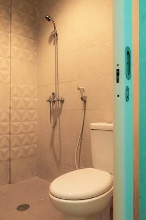 Douche, articles de toilette (gratuits), serviettes fournies