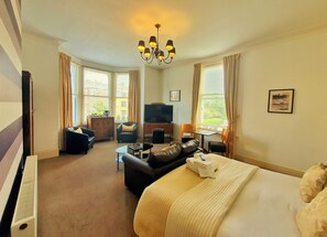 Large Double Room | Hypo-allergenic bedding, free WiFi, bed sheets - Rowntree Lodge (Scarborough)