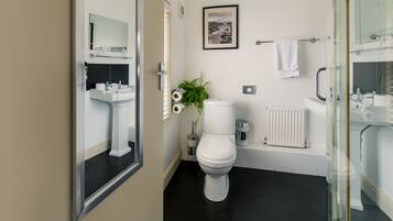 Bruser, gratis toiletartikler, hårtørrer, håndklæder