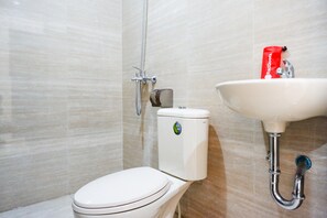 Shower, perlengkapan mandi gratis,  dan handuk