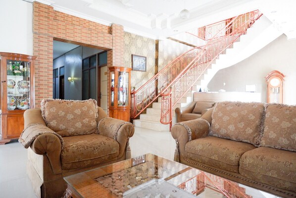 Lobby sitting area - RedDoorz Plus near Haluoleo University (Kendari)