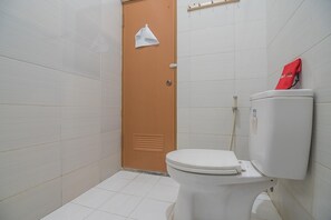 Shower, free toiletries, towels