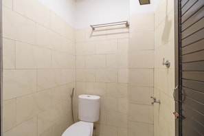 Douche, articles de toilette gratuits, chaussons, serviettes fournies
