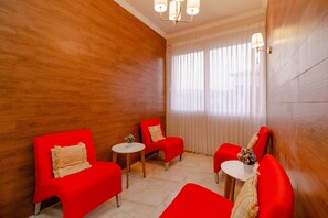 Lobby sitting area - RedDoorz near Taman Makam Pahlawan Cikutra (Bandung)