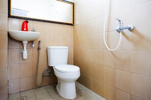 Habitación Premium | Baño | Ducha, artículos de higiene personal gratuitos y toallas