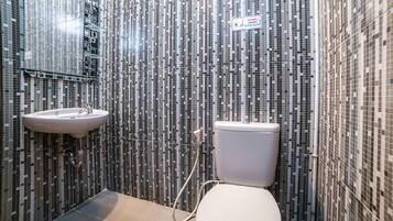 Triple Room | Bathroom | Shower, free toiletries, towels