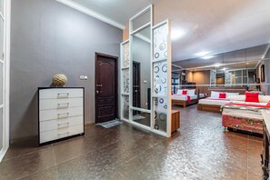 Family Room - RedDoorz Syariah near RRI Malang (Malang)