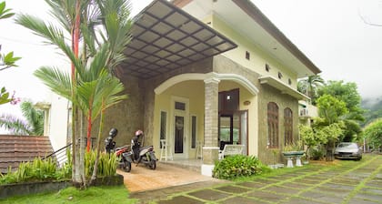 RedDoorz Syariah near Ngade Lake