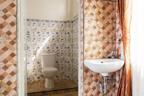 Shower, free toiletries, towels