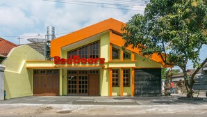 A two-story building with a sign reading "RedDoorz". - RedDoorz near Universitas Widyagama Malang (Malang)