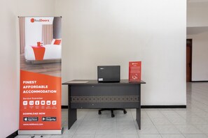 Reception - RedDoorz near Universitas Widyagama Malang (Malang)