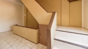 Eine Treppe mit Holzhandlauf und beigen Wänden.