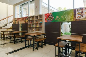 Restaurant - RedDoorz Plus @ Point Phila Cihampelas (Bandung)