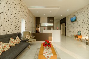 Lobby sitting area - RedDoorz Plus @ Point Phila Cihampelas (Bandung)
