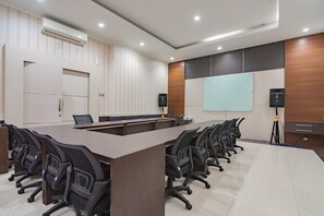 Meeting facility - RedDoorz Plus @ Point Phila Cihampelas (Bandung)