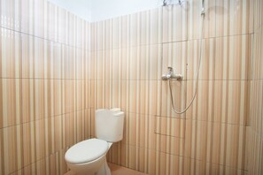 Double Room | Bathroom | Shower, free toiletries, towels - RedDoorz near Mall Abepura (Jayapura)