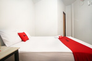 Double Room | Free WiFi - RedDoorz near Mall Abepura (Jayapura)