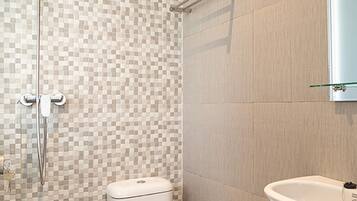 Double Room | Bathroom | Shower, free toiletries, towels