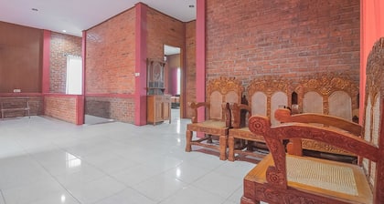 RedDoorz Plus @ Lodaya Gunung Geulis Puncak