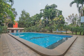 Outdoor pool - RedDoorz Plus @ Lodaya Gunung Geulis Puncak (Bogor)