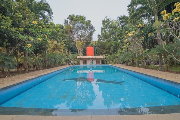 Outdoor pool - RedDoorz Plus @ Lodaya Gunung Geulis Puncak (Bogor)