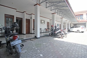 Parking - RedDoorz Plus @ Taman Siswa 3 (Yogyakarta)