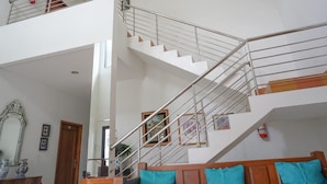 Una escalera de varios niveles con barandillas de metal y escalones de madera.