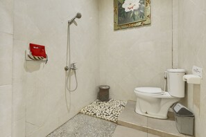 Shower, free toiletries, towels