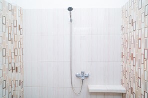 Habitación doble | Baño | Ducha, artículos de higiene personal gratuitos y toallas