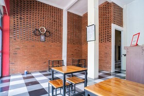 Lobby sitting area - RedDoorz Syariah @ Selomangleng Kediri (Kediri)