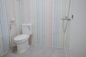 Tweepersoonskamer | Badkamer | Een douche, gratis toiletartikelen, handdoeken