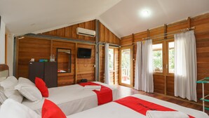 Une chambre d’hôtel avec deux lits, des murs en bois, un téléviseur à écran plat et un balcon avec des rideaux.