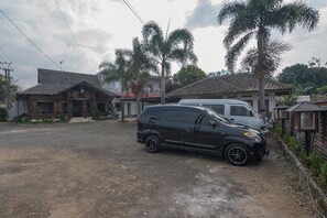 Free self parking - RedDoorz near Happy Farm Ciwidey (Rancabali)