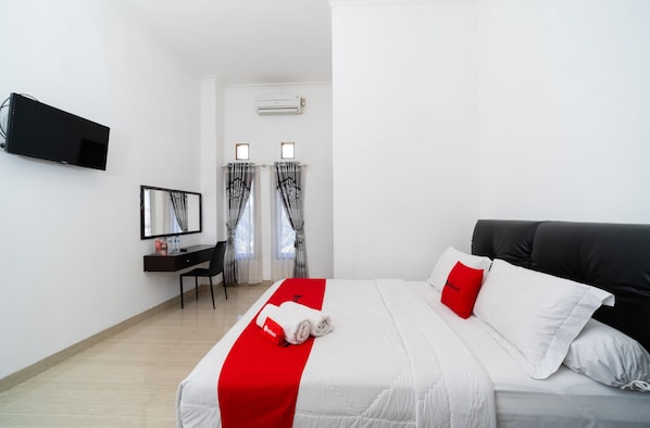 Double Room | Free WiFi - RedDoorz near Makassar Town Square 2 (Makassar)