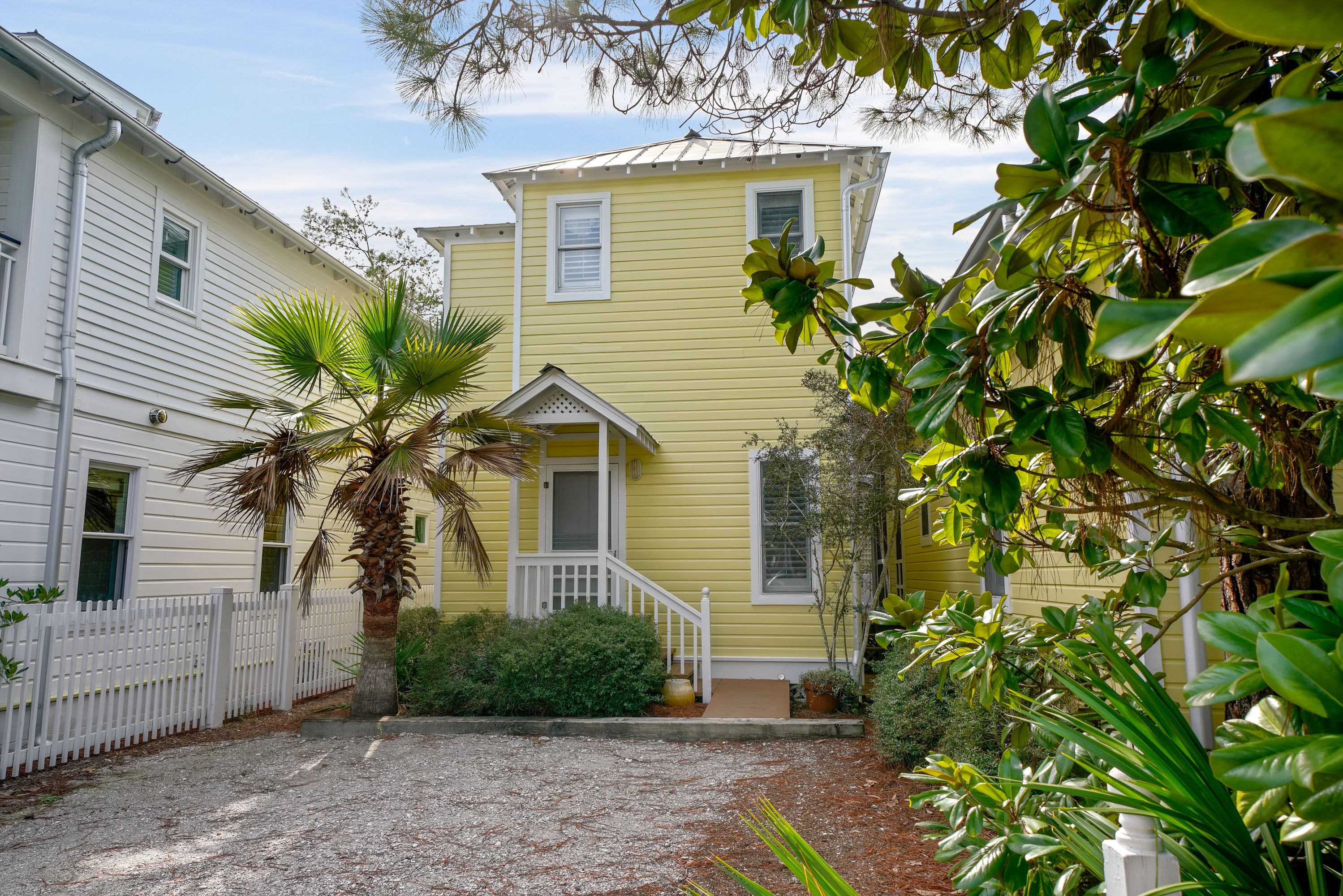 PET FRIENDLY GUEST COTTAGE IN SEASIDE, SLEEPS 4 - Steps to Seaside Ave