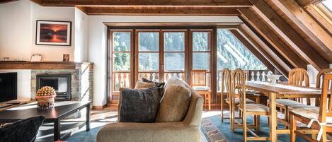 Una televisión, una chimenea