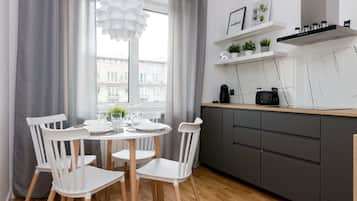 Lägenhet Deluxe | Eget kök | Kylskåp, mikrovågsugn, ugn och spishäll