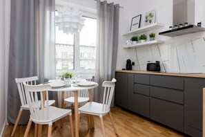 豪華公寓 | 私人廚房 | 電冰箱、微波爐、烤箱、爐台