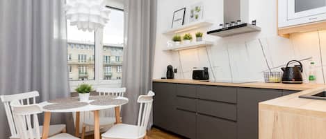 Deluxe appartement | Privékeuken | Een koelkast, een magnetron, een oven, een kookplaat