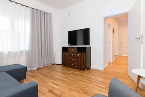 Appartement Deluxe | Salle de séjour | Téléviseur à écran plat