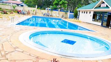 2 piscines extérieures