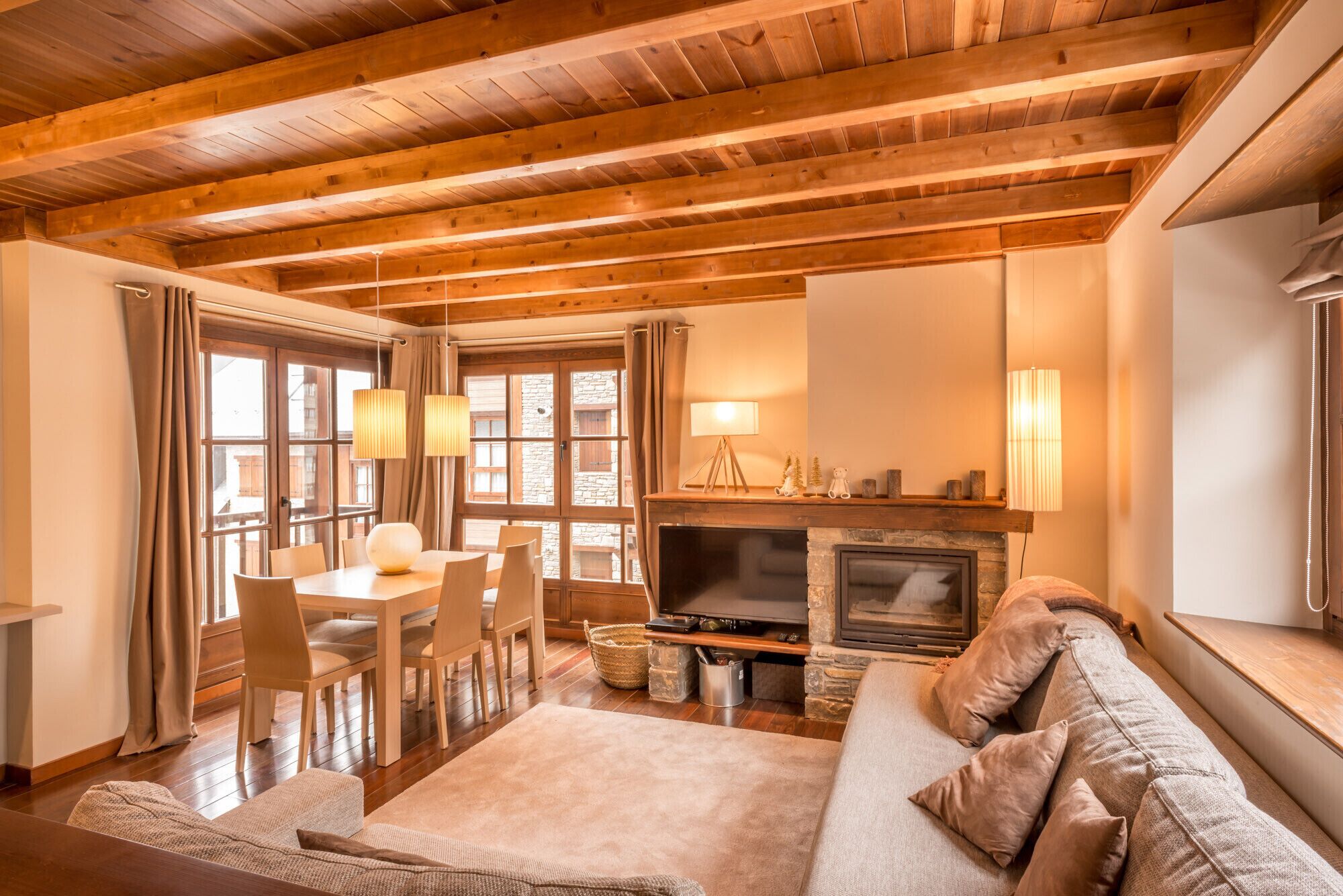 Fernseher, Kamin, DVD-Player