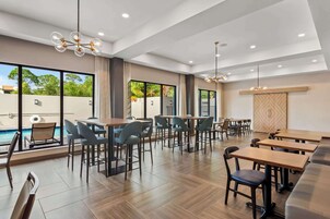 包含每日自助早餐