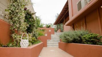 Depan hartanah - siang/malam