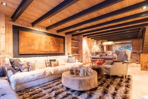 Televisión y chimenea 