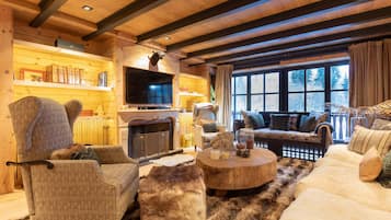 Een televisie en een open haard